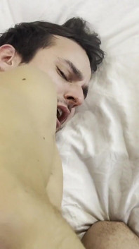 Twink dominat de un armăsar musculos pulos - partea 2