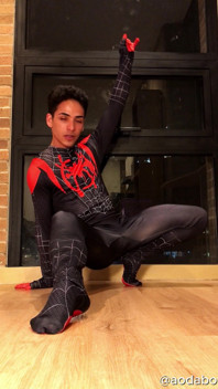 Costum și poziții de Spider-Man