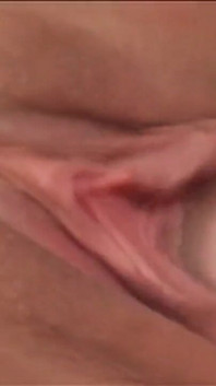 Diese brünette MILf mit dicken titten liebt es, ihre muschi und ihren arsch von einem typen gefickt zu bekommen