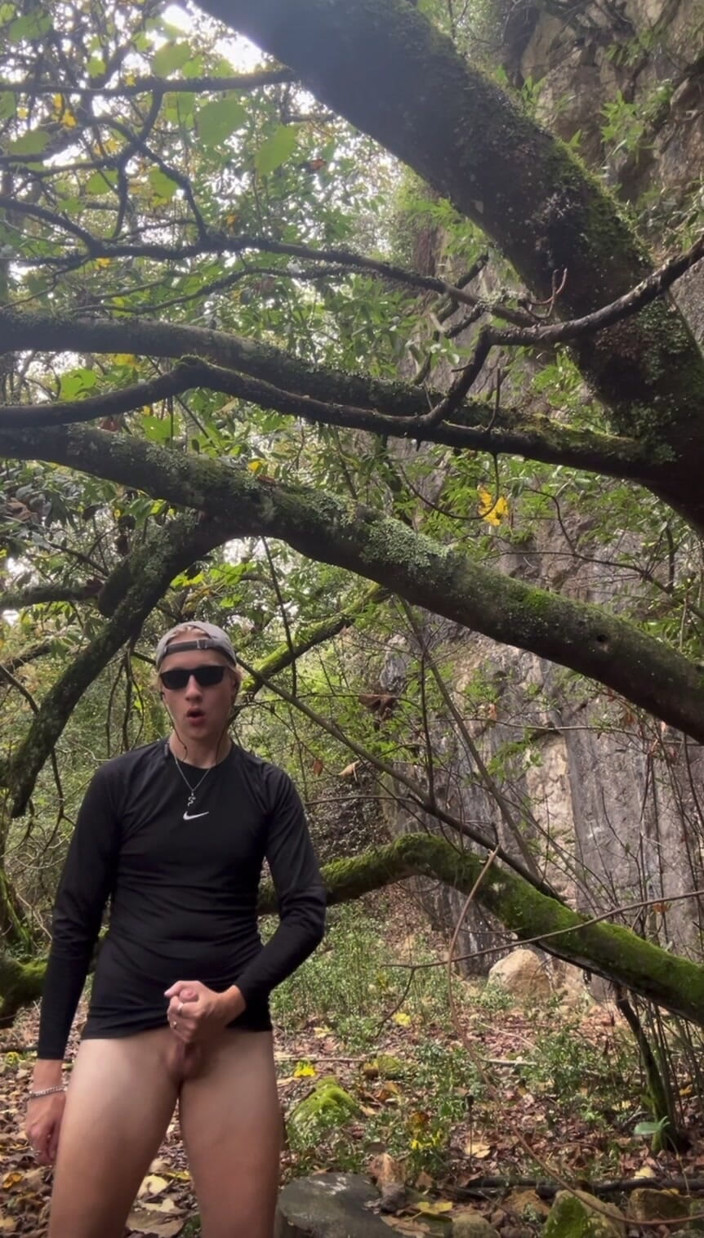 Axton Drake: Drumețul frate merge Off-Trail să se masturbeze