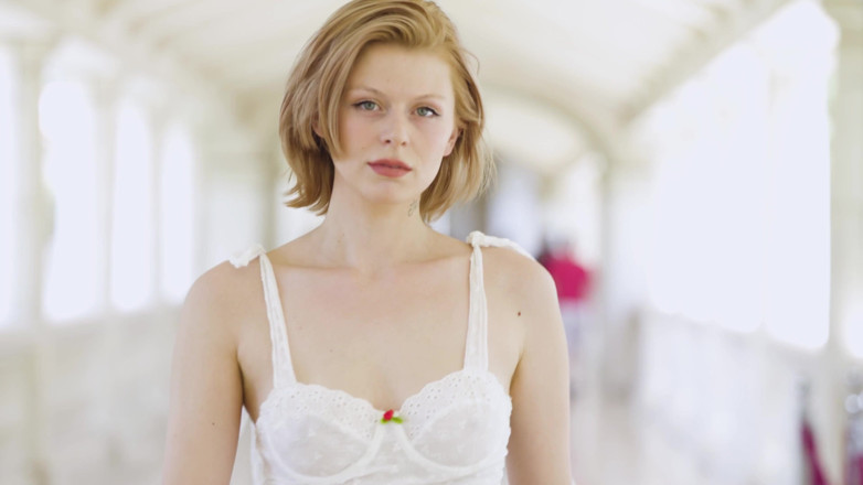 JAYS POV: Roodharig model Sahara Skye neemt een grote pik