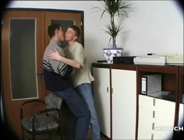 STRAIGHT BOY CURIOUS: Yougn straigth приймає на себе смоктання його другом