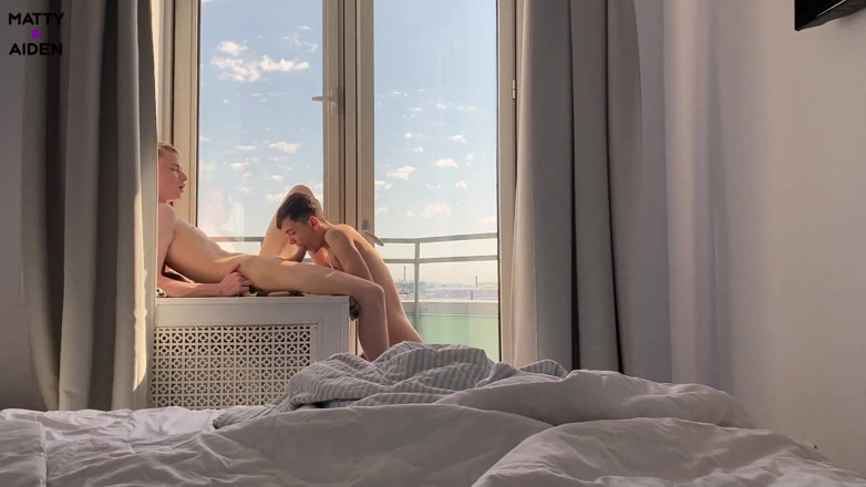 Matty And Aiden: Twink Matty ssie swojego młodego przyjaciela Aidena na balkonie
