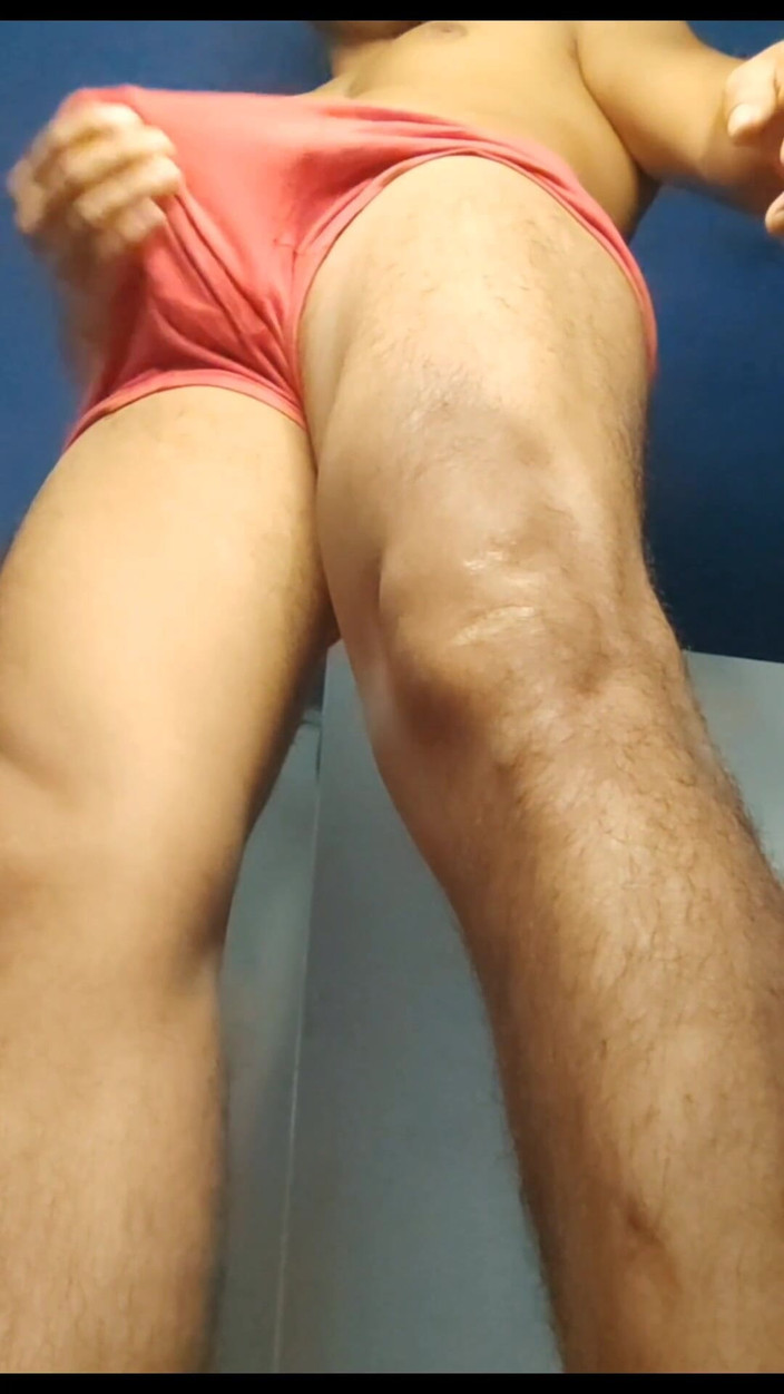 Hornyboy2058: Ateşli heteroseksüel adam kırmızı iç çamaşırıyla sertleşiyor - aşağıdan görünüm