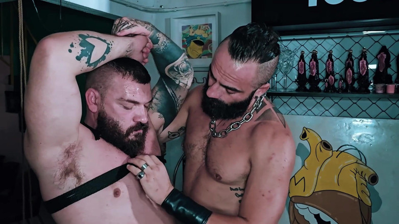The Bearded Master: Bondage et pisse sous-marins poilus musclées Un maître barbu utilise...