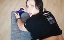Billy Frost: Chica gamer alemana con curvas se la follan mientras juega