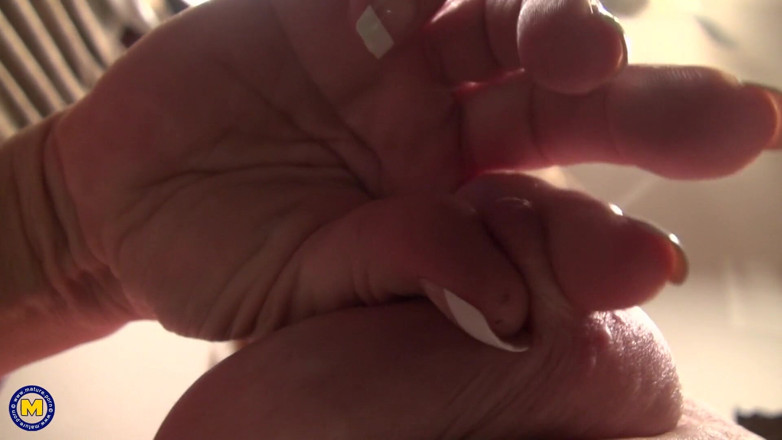 Mature Solo NL: Vollbusige reife dame liebt es, sich selbst zu beleben