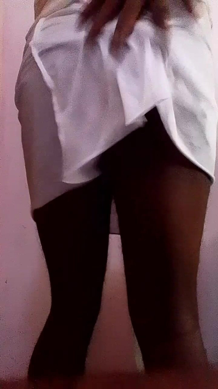Janua294 Trans: 黒いパンティボーイがローションを塗る