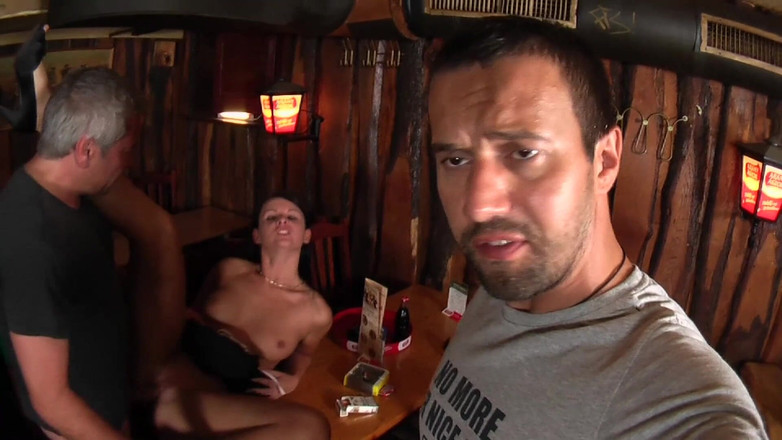 Old & Young: 늙고 젊은 - 공공 장소에서 두 남자에게 따먹히는 거유 갈색 머리, 신음하는 걸 지켜봐!