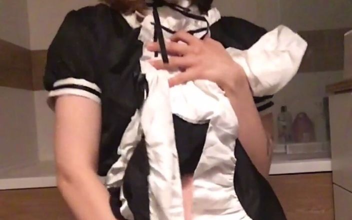 Soft Vulgar: 彼のメイド服が大好きだから、パパの部屋を掃除してもらえますか?