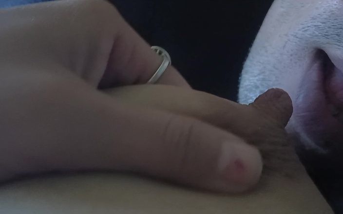 Hot Desi Sex: Istriku nyepong kontol sampai toketnya dicrot sperma hangat