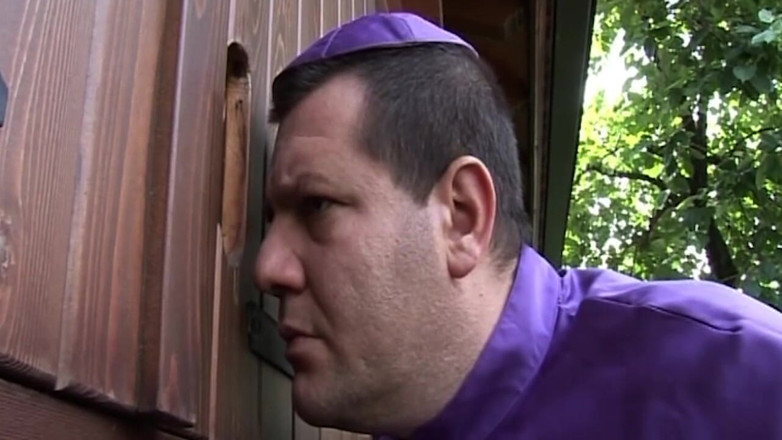 Bangora MILFs: Nadržený kněz špehuje milfky s kapající kundičkou Pound Fest