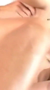 A esta morena de coño peludo le encanta que le follen el coño y el culo con una polla dura