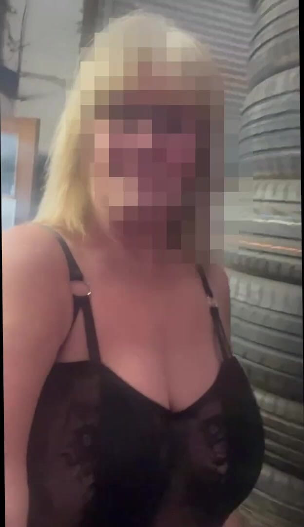 Julie Cunningham: Спійманий на прогулянці в гаражі з натуральними цицьками