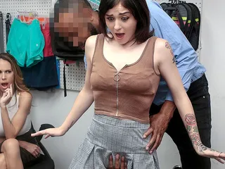 Shoplyfter Mylf-万引きティーンと彼女の巨乳継母は警備員に非難される