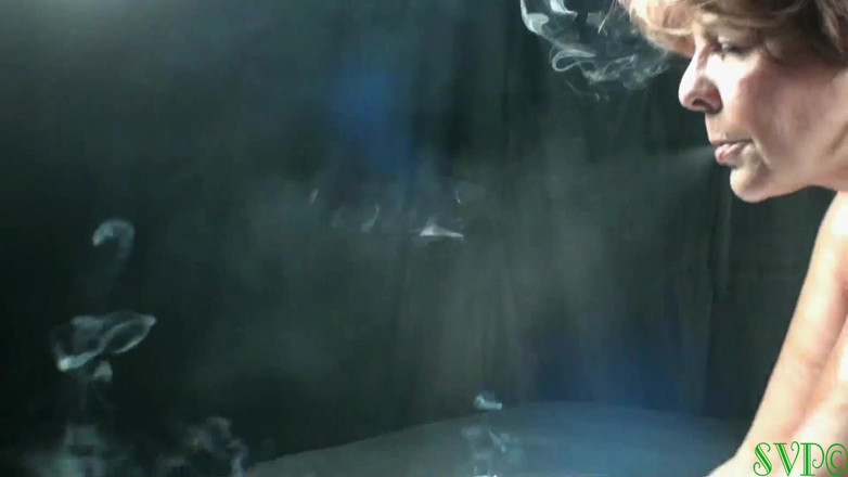 Nasty grannies: Bunicuța care fumează în lanț se masturbează și pozează