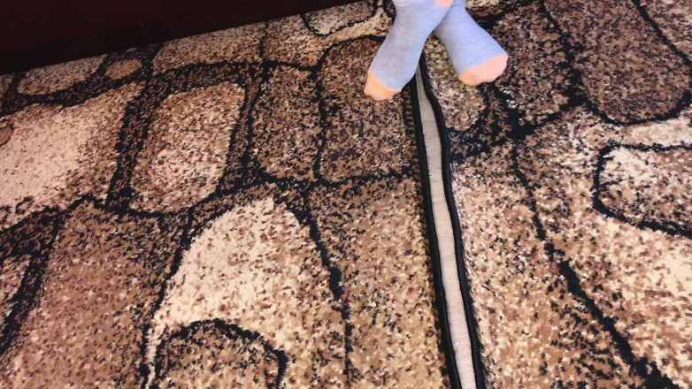 Eva Deva: Fußfetisch Turnschuhe Socke und nackte Füße / sfw
