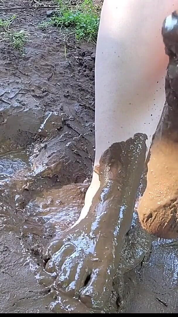 Barefoot Squishing & Playing in the Mud, Dirty Feet (Good girl diaries) Barefoot Squishing & Playing in the Mud, Dirty Feet (Good girl diaries)