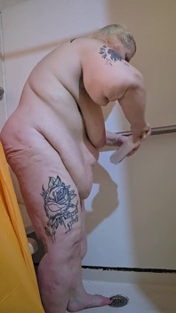붓는 샤워에서 그는 그 꽃을 삼켜
