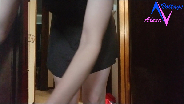 Alexa-Voltage: Alexa Pees в большую чашку