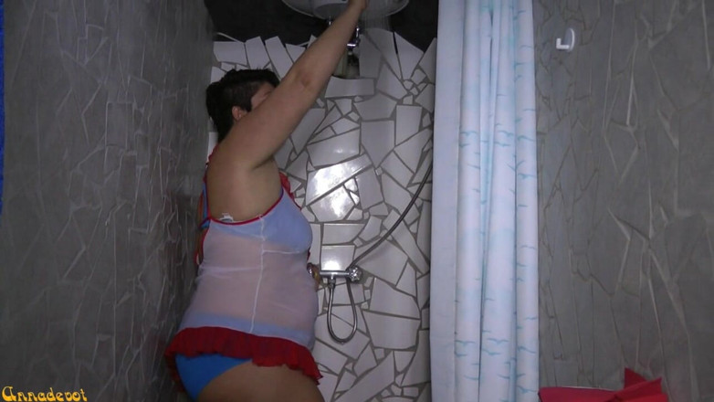 Anna Devot: Wet Anna Devot in the shower in bikini