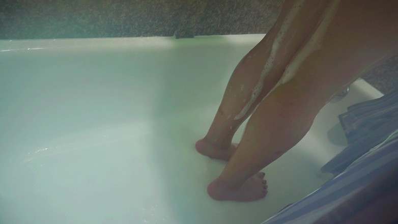 VickyVixen: แอบดูทอมในห้องอาบน้ํา