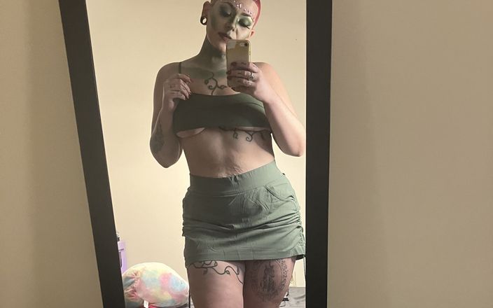 Tattooed chubby MILF: Пухлая белая девушка с большой шикарной задницей, яд ivy трахает себя пальцами в киску и задницу до оргазма. Длинные красные ногти