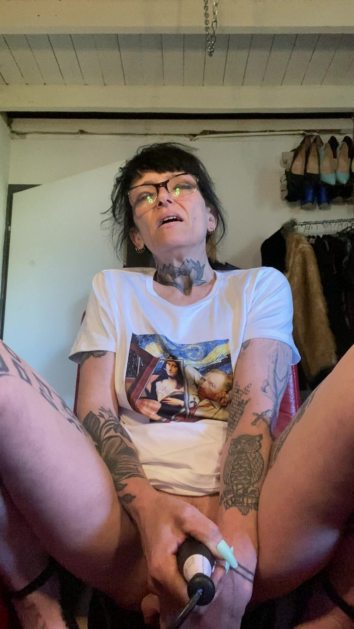 aewin11: Cremoso orgasmo em um grande vibrador