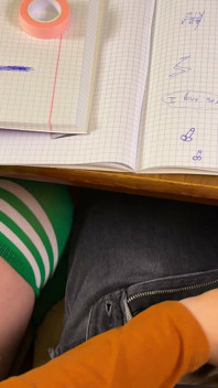Estudante dando-lhe punheta na aula de matemática debaixo da mesa na faculdade. Masturbação arriscada em uma classe pública.