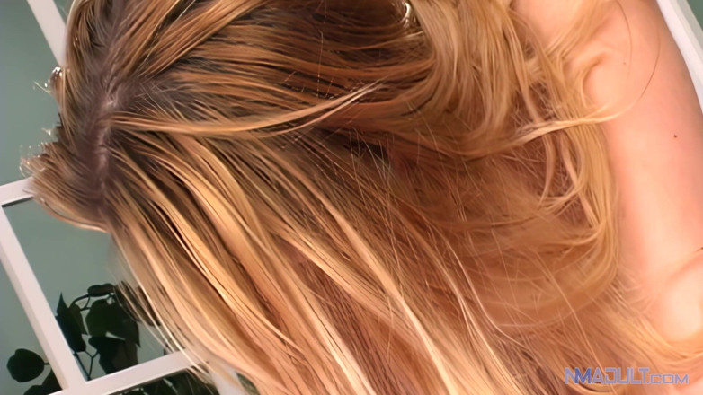 New Media Adult: Cassie mit verbundenen augen