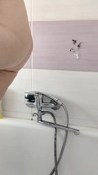セクシーな熟女彼女の毛むくじゃらの猫を剃る。ラテン系の毛深い猫、大きなお尻、巨乳。