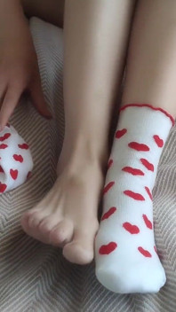 Mes jolies chaussettes sont parfaites pour jouer avec sa bite, oh oui !