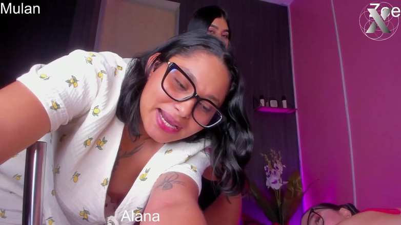 Feet Lovers club: 用玩具深插入：女同性恋阴户跳动