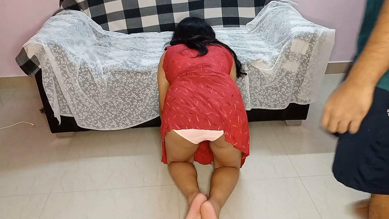 Queenrima: Nevlastní syn opouští macechu, když uvízla na pohovce - šukání zaseknuté macechy