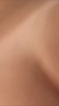 Una ragazza arrapata gioca con se stessa