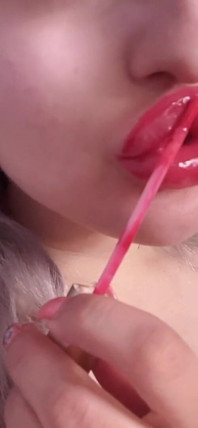 Gloss glipstik merah sedang menawan