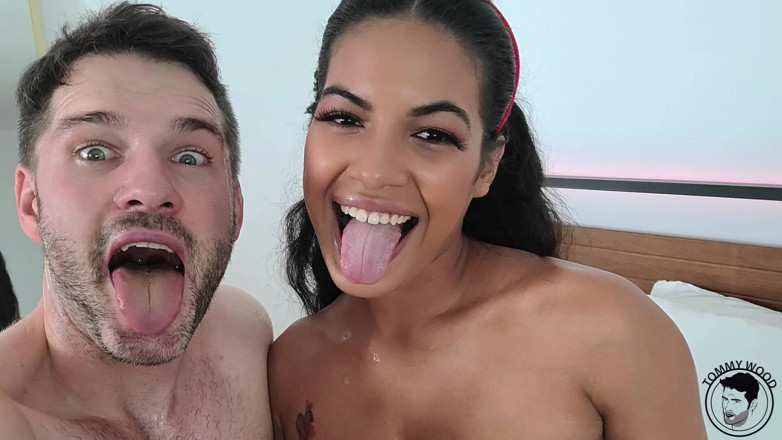 Tommy Wood XXX: Seksi zenci yıldızı Maya ile Noel seksi