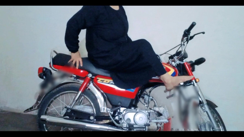 Silent boy: La ragazza motociclista ha la sua prima volta incontrando il...