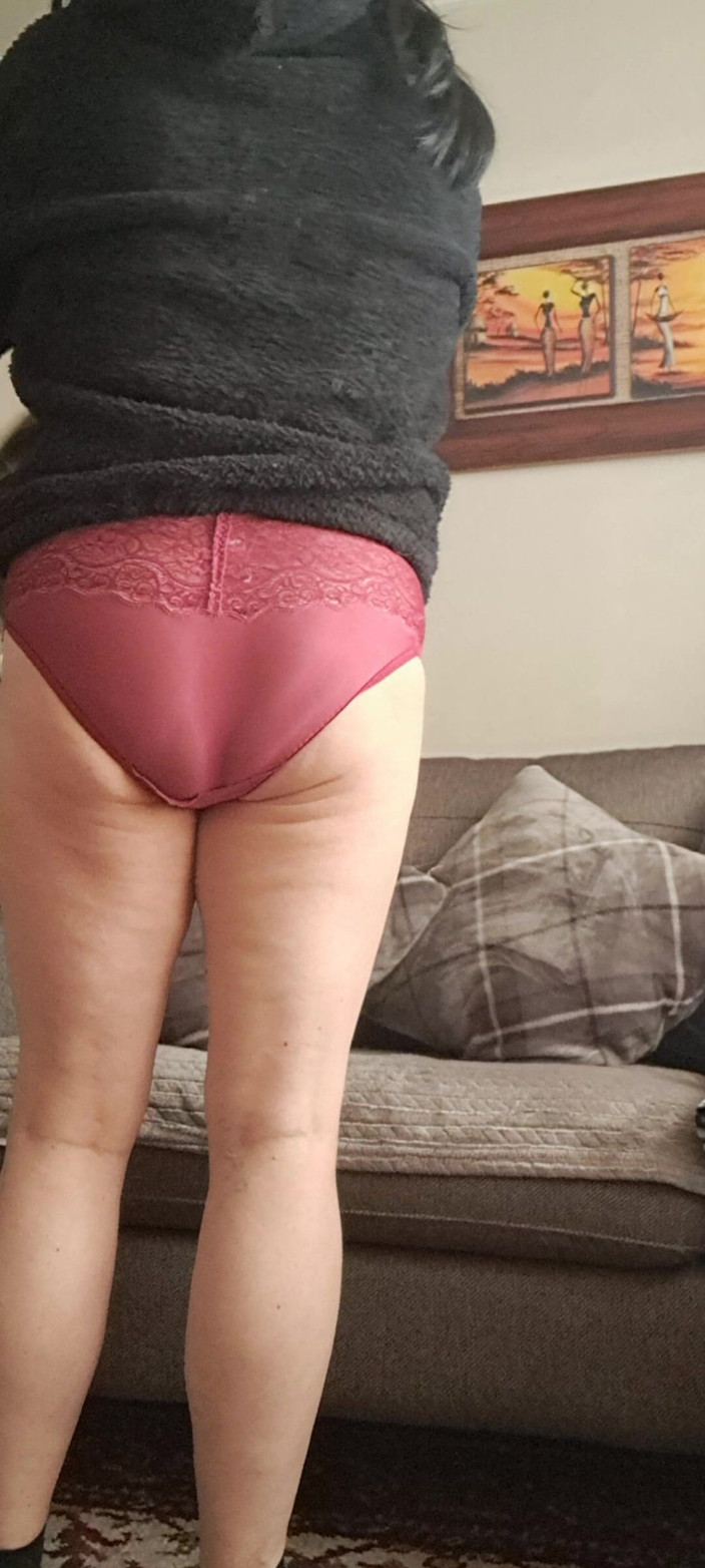 Mommy big hairy pussy: 그녀의 무관심한 형부 앞에서 팬티를 입은 밀프, 그는 뜨겁다
