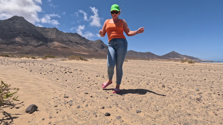 Emma Voyeur: Beach Jeans Wetting - Another Sandy Soaking