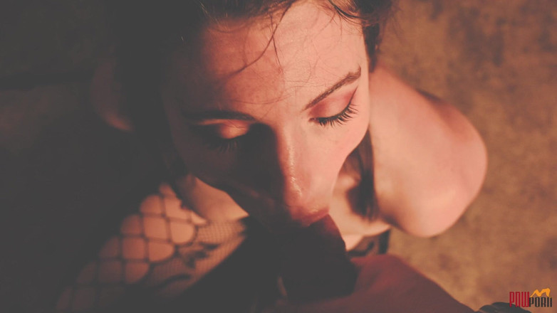 PNW Porn: फंसी रंडी को कपड़े उतारने के लिए धक्का दिया और Captor को चूसना