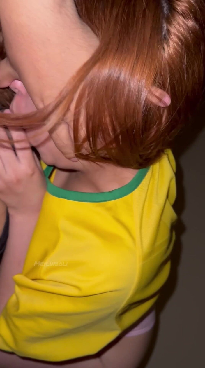 MeylinBoli: Junger Mann lutscht Schwanz und reitet ihren Freund, der vor...