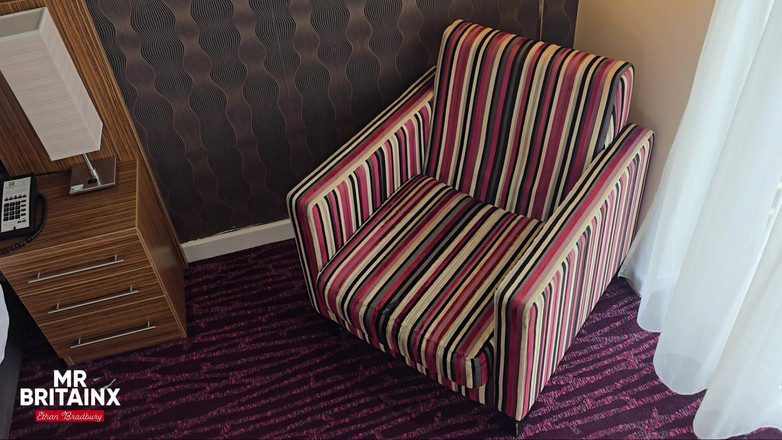 Mr Britain Bi: Leccata di come una brava ragazza