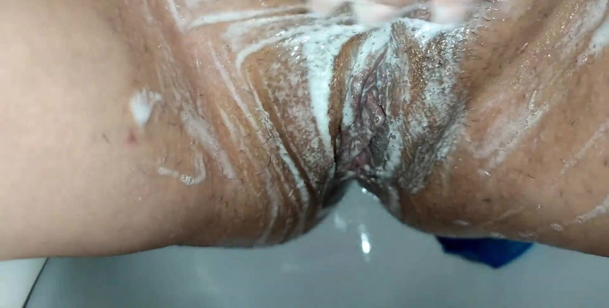 Erica Sweet: 保姆坐在马桶上洗阴户并自慰