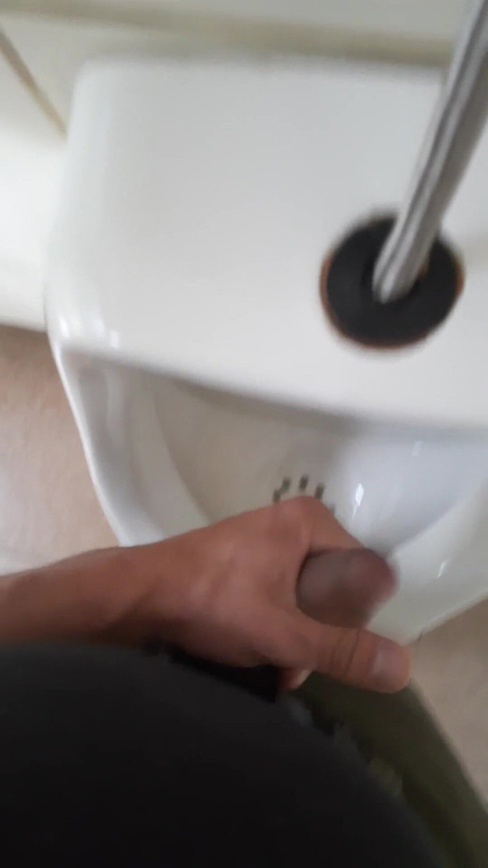 littlelatinhunter: Honím si ve veřejné koupelně, stříkám a polykám své sperma