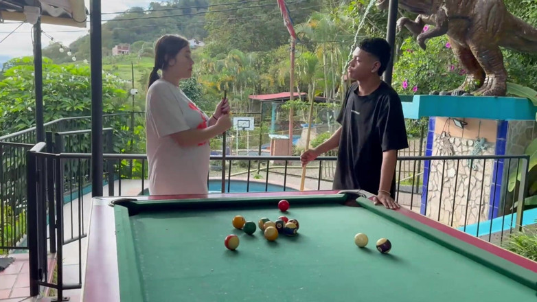 Julianaburning: J’apporte une délicieuse surprise à ma copine à gros cul, elle est...