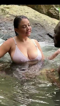 Napalona kolumbijska milf pokazuje mi swoje duże cycki na zewnątrz i pieprzymy się w rzece.