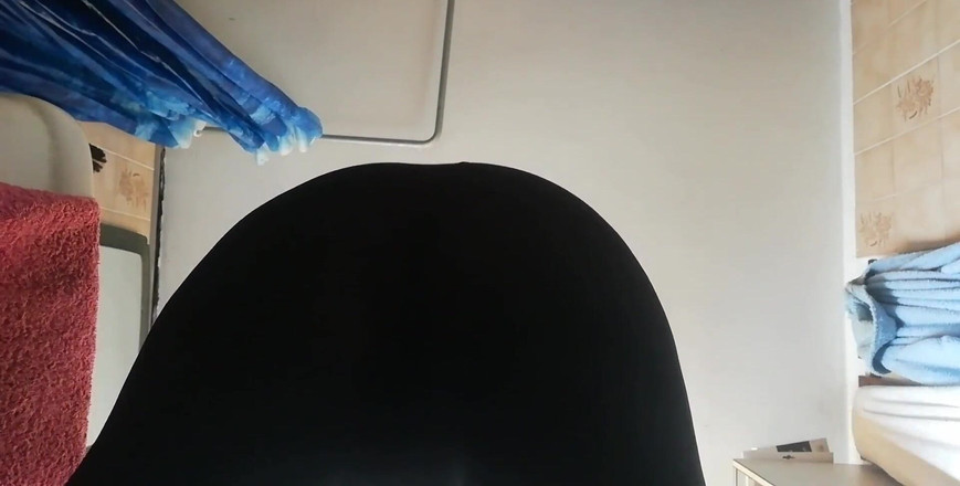 Nicoletta Embassi: Vaše učitelka se vrátí domů z vysoké školy a ukáže vám...