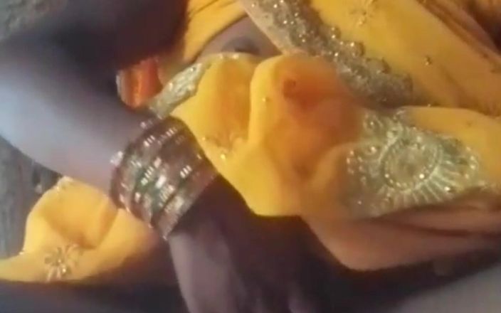 RJ NISHA: Bhabhi toont haar poesje in gele saree, ik slikte mijn...