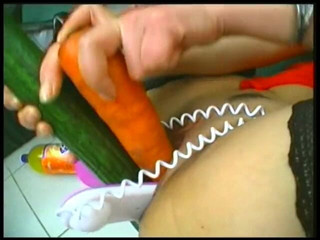 Horny Two really wet MILFs: Morena puta madura usando meias enquanto perfura seus buracos com...